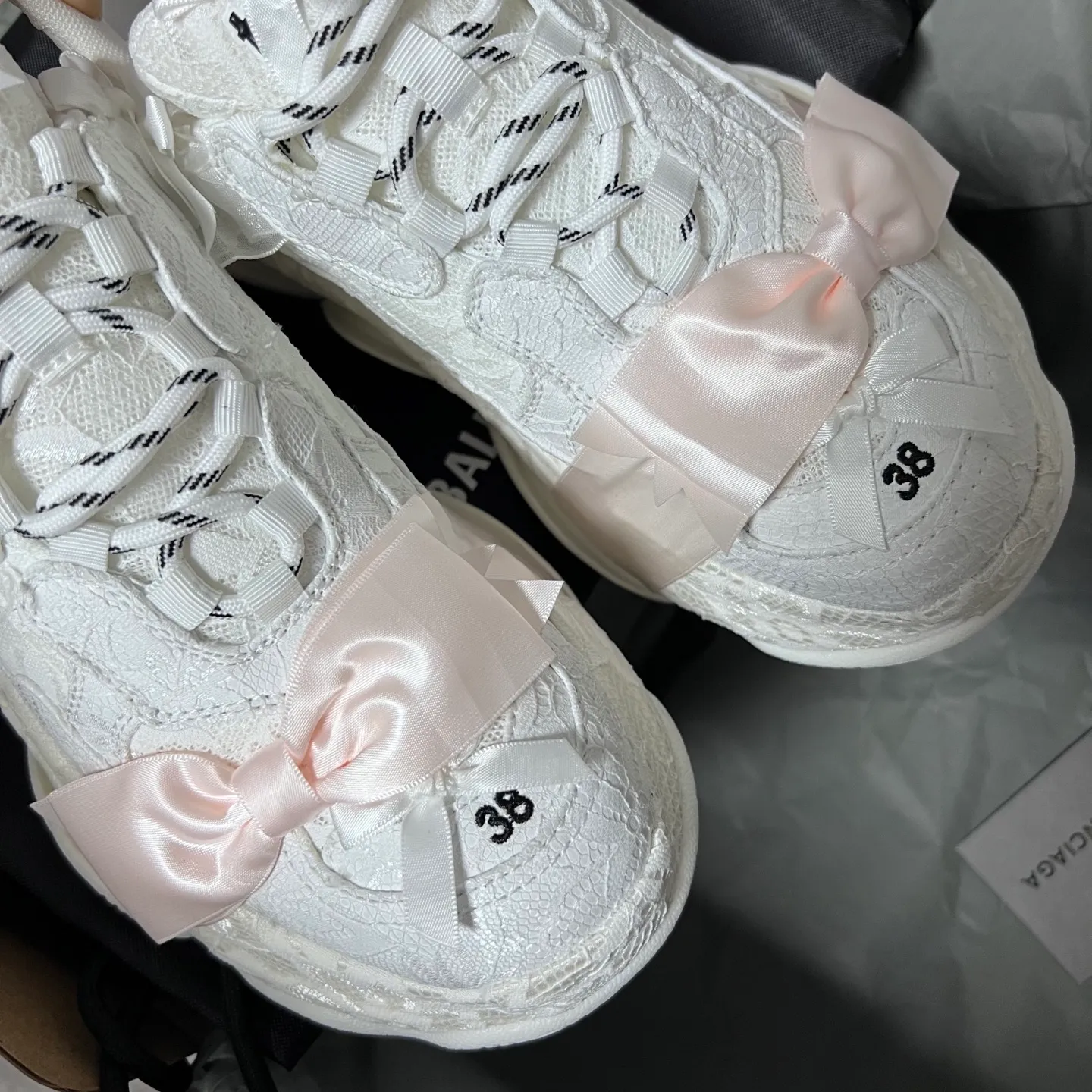 👟👟Ex-factory price 720👟👟 BALENCIAGA, lace bow Paris daddy, lace bow🎀triples are really super cute, white lace➕pink ribbon bow🎀definitely touches the heart of girls, this design actually has a sweet and cool feeling! There’s no girl who doesn’t like lace! Break through the cool dad shoe series and boldly try sweet styles! Code number: 35-39 (40 customized)